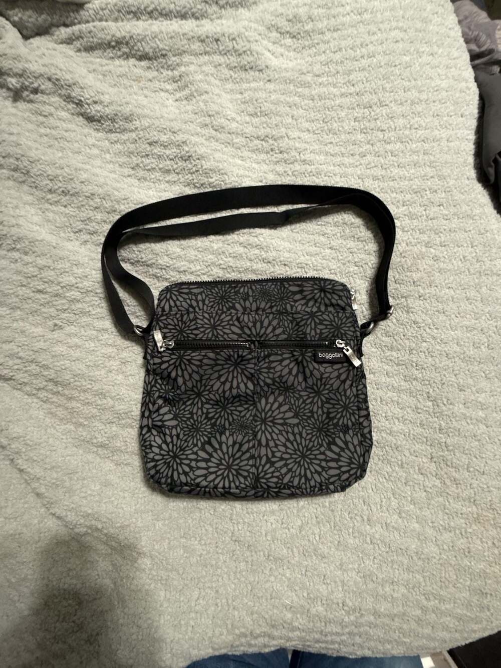 Baggallini Cross Over RFID Crossbody Bag in Black/Grey Floral Print